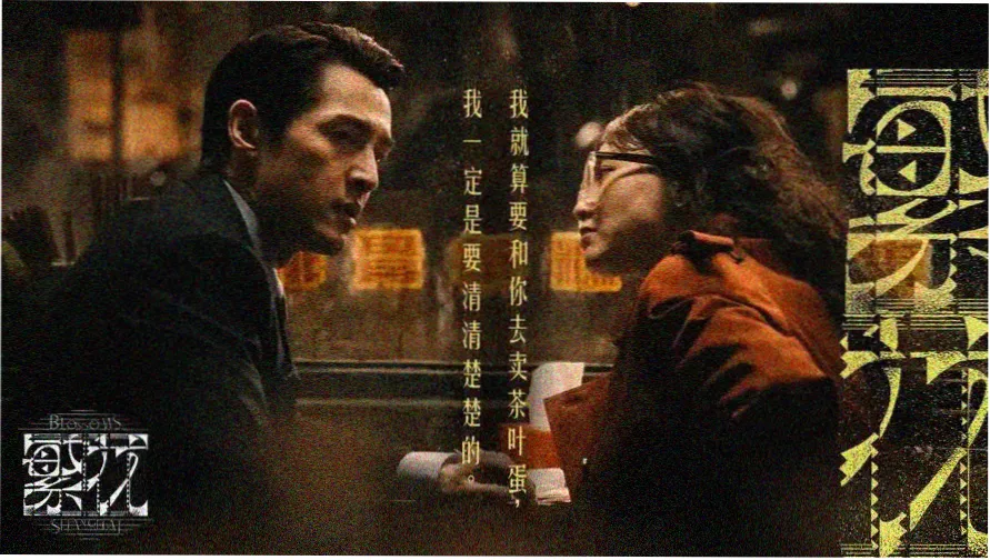 暮色中的龙脊山脊梯田与吊脚楼屋檐下亮起的成串灯火